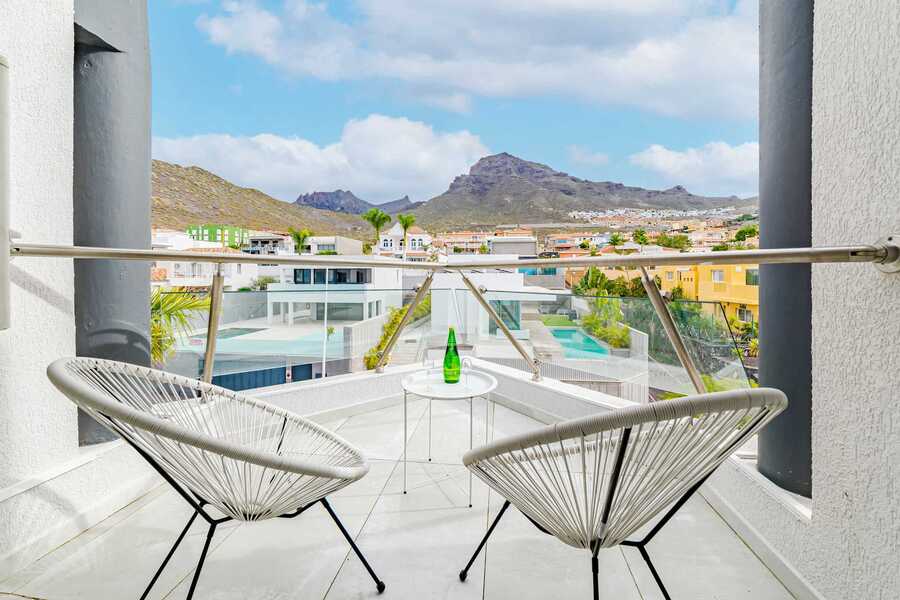 Cozy Balcony Retreat with Mountain Views – Sip Wine or Coffee Overlooking the Tranquil Costa Adeje Skyline