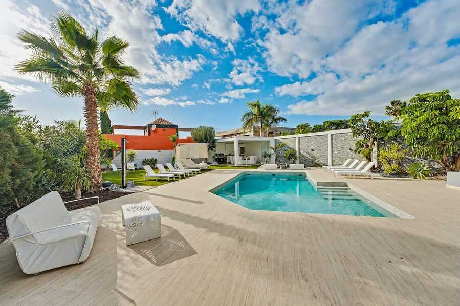 Designer Poolside Oasis with Private Loungers and Daybed - Soak Up the Sun in Style Surrounded by Palms and Mountain Views