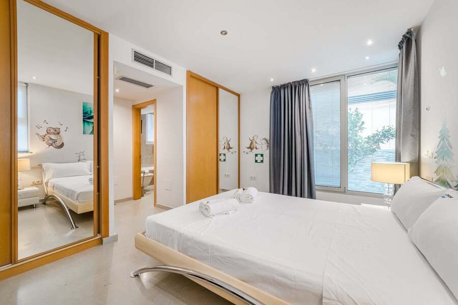 Serene Bedroom with Garden View and En-Suite Access - Peaceful and Private