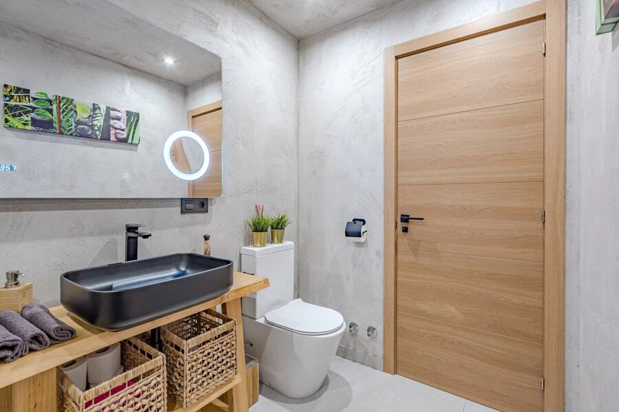 Bathroom with Shower, Toilet, Sink, Towels & Toiletries