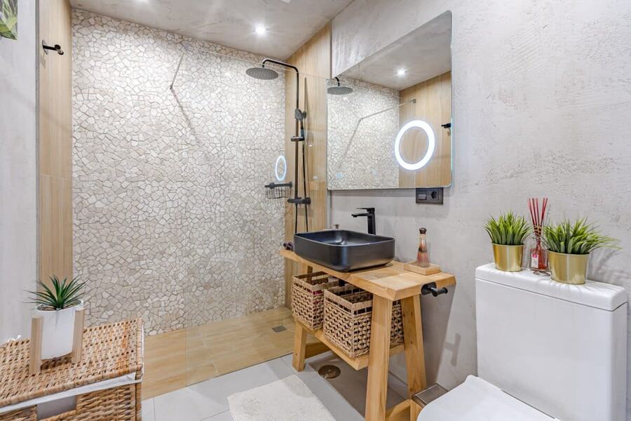 Bathroom with Shower, Toilet, Sink, Towels & Toiletries