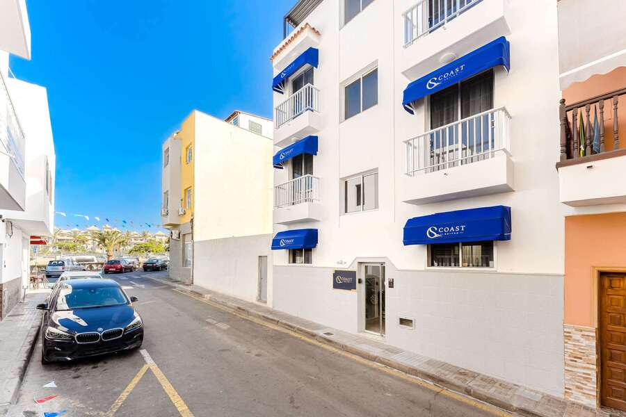 Stylish Coastal Welcome – Discover Your Modern Mediterranean Haven in Alcalá