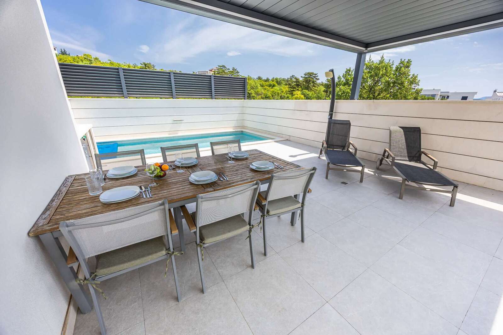 Outdoor dining with the pool behind