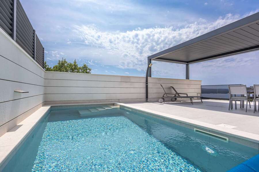 Pool, outdoor shower and sun loungers