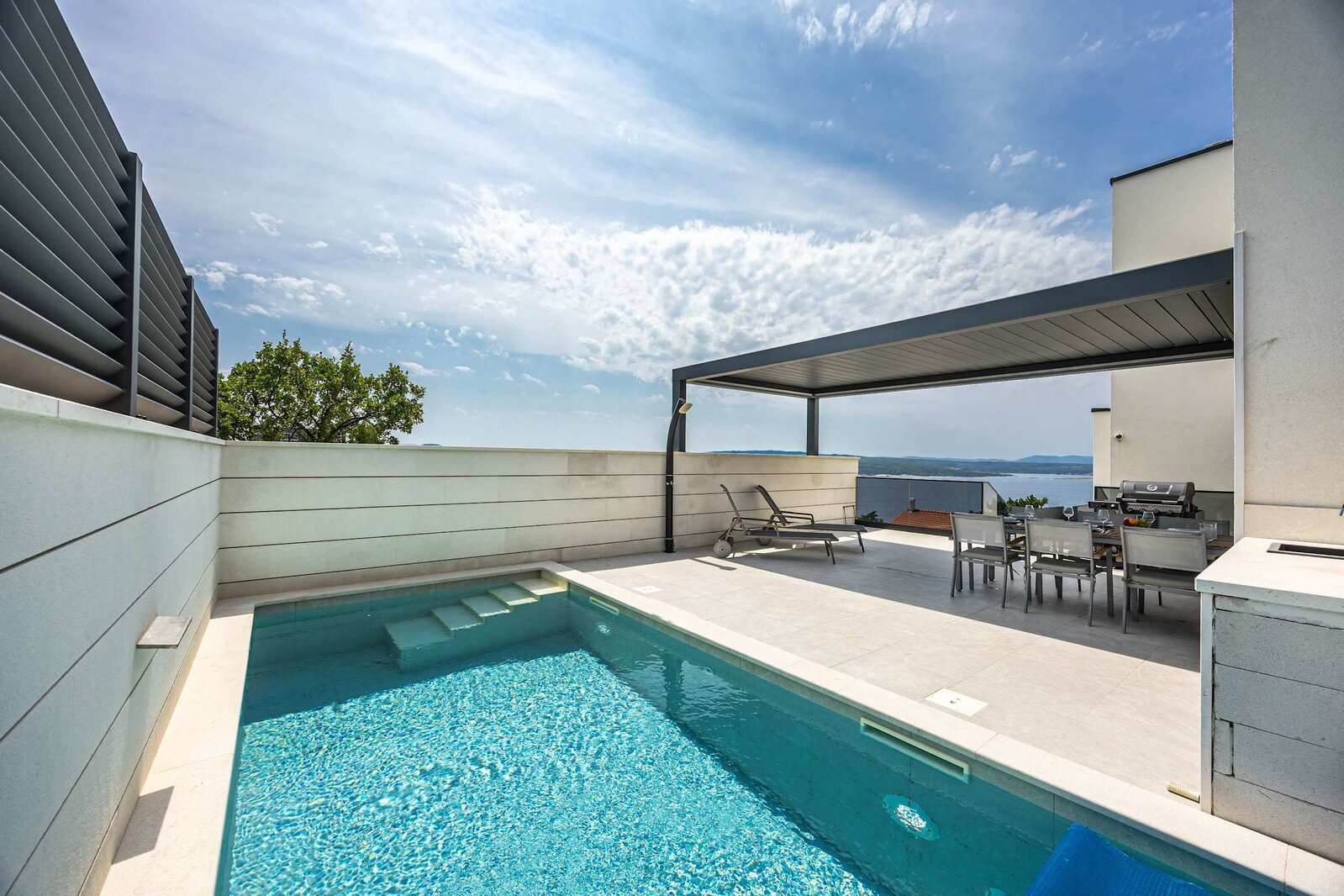 Pool with sea view and pergola dining