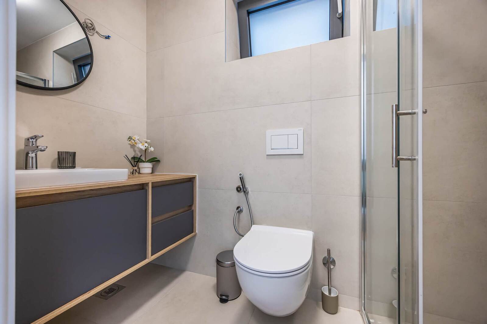 En-suite bathroom with walk-in shower
