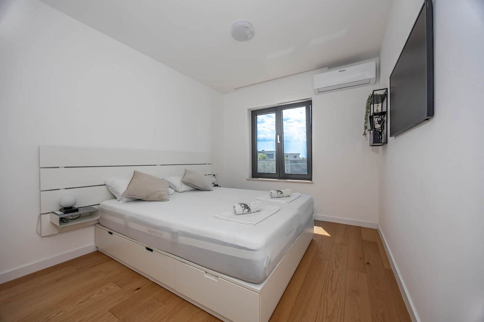 Bedroom 1 (ground level, en-suite): queen bed, TV
