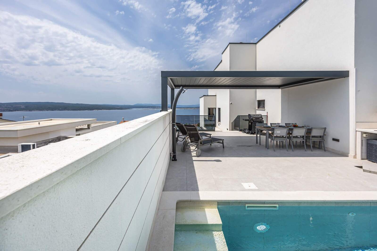 Private rooftop pool with sea view