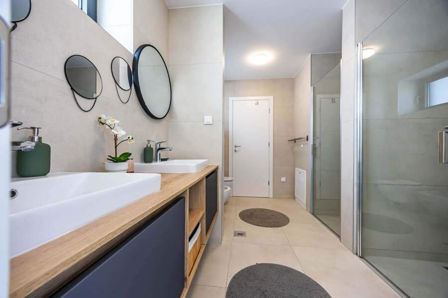 Jack-and-Jill bathroom: double basin and walk-in shower