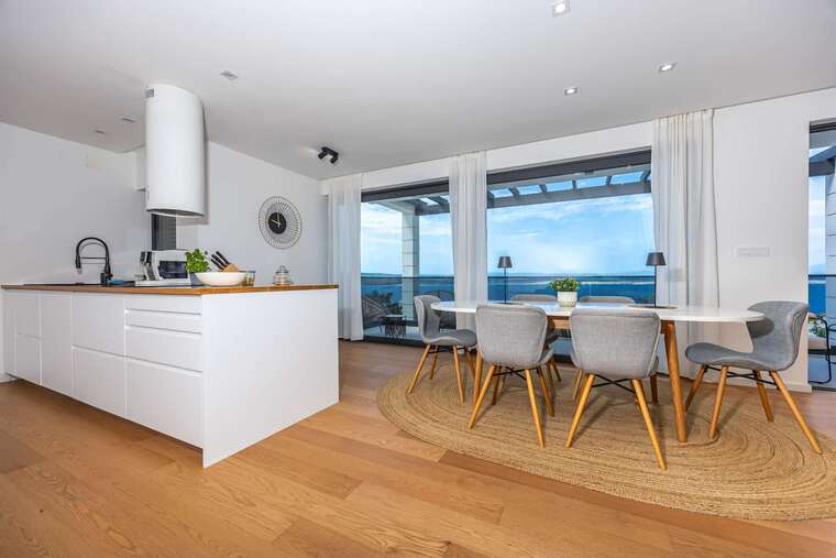 Fully equipped kitchen opening onto the dining area