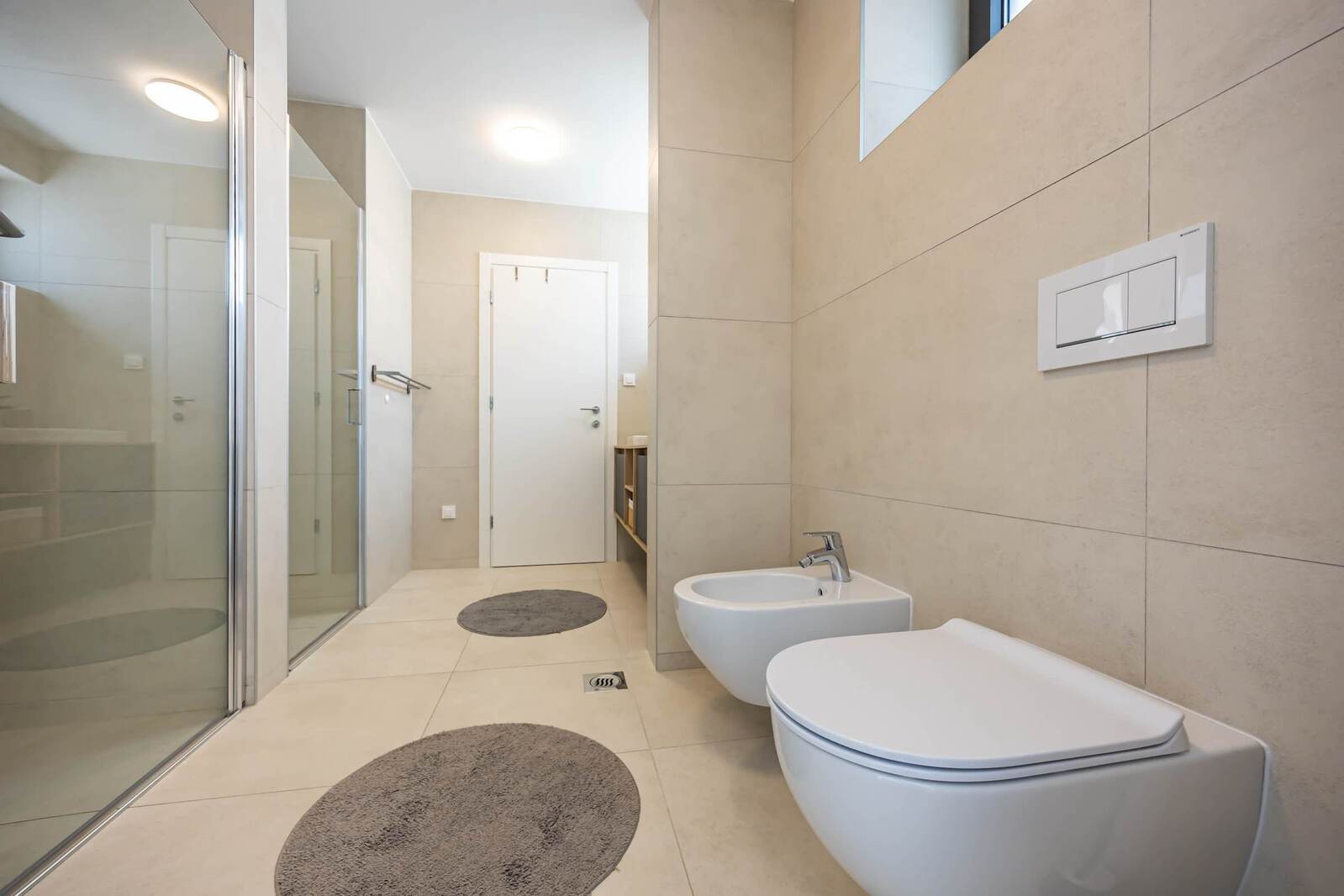 Jack-and-Jill bathroom: shower, toilet and bidet
