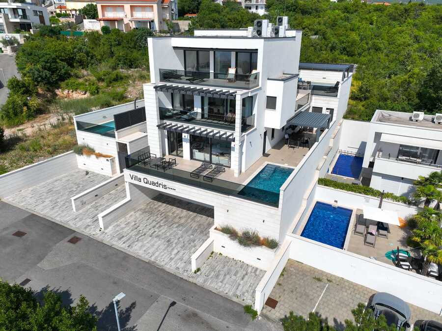 Villa Quadris: aerial view of the building