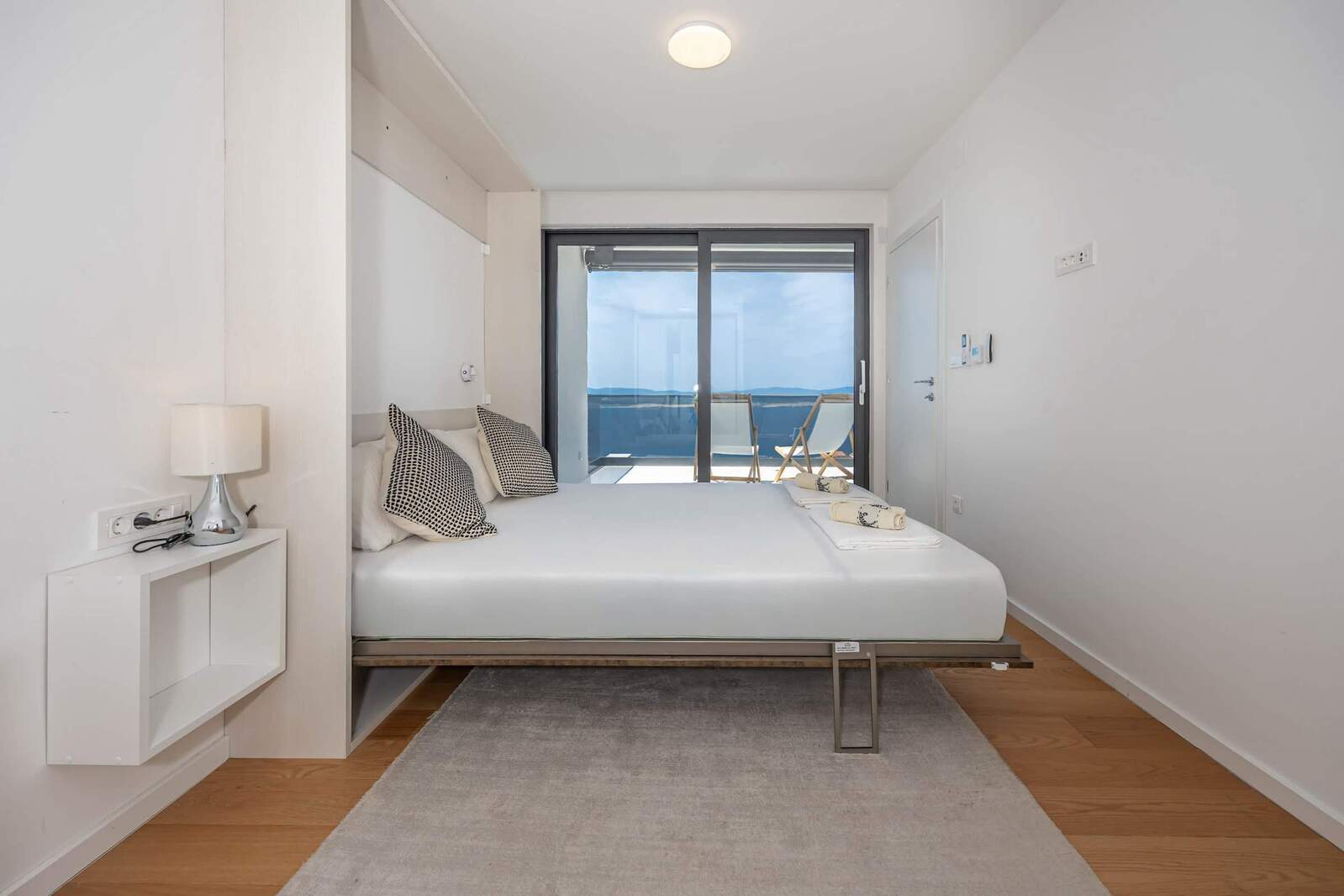 Bedroom 3: queen bed with sea view