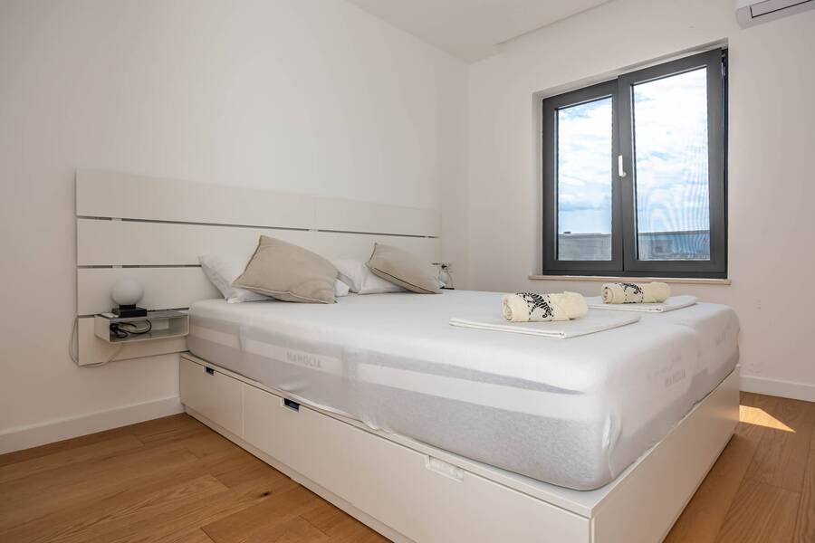 Bedroom 1: queen bed