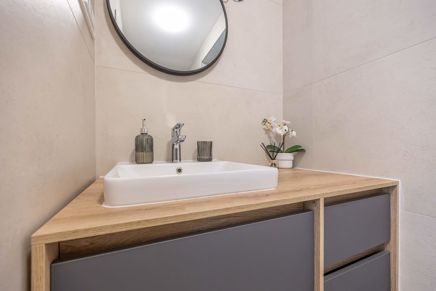 En-suite bathroom: washbasin