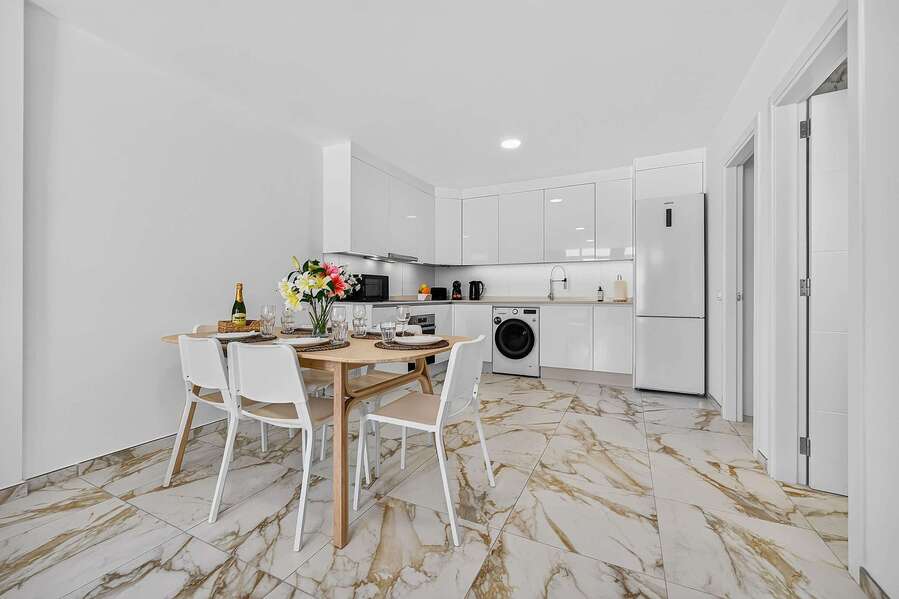Dining for Six & L-Shaped Kitchen