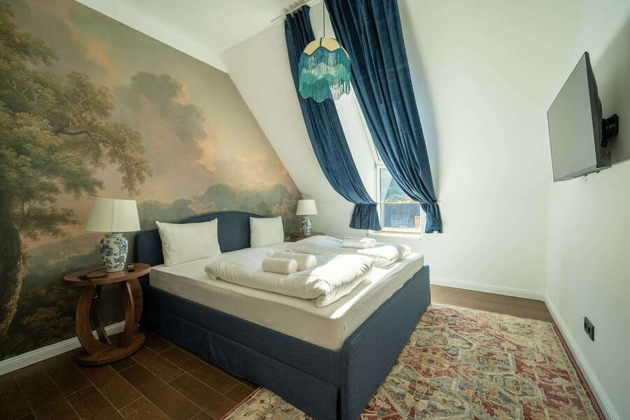 Bedroom 2 with a 180×200 cm bed and TV