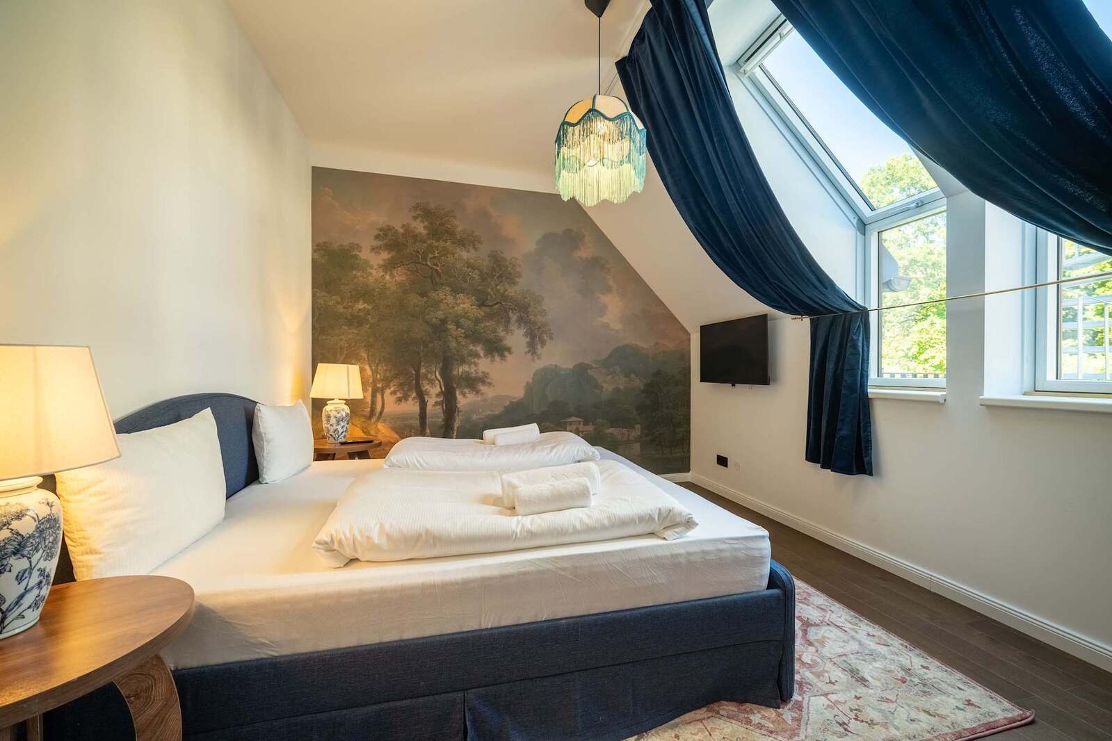 Bedroom 1 with a 180×200 cm bed and TV
